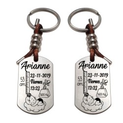 Llavero natalicio doble cara, niña y niña, modelo ADVENTURE, rellena los campos con los datos.