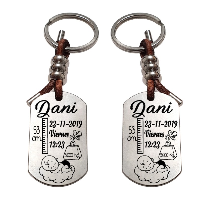 Llavero natalicio doble cara, niño y niño, modelo ADVENTURE, rellena los campos con los datos.