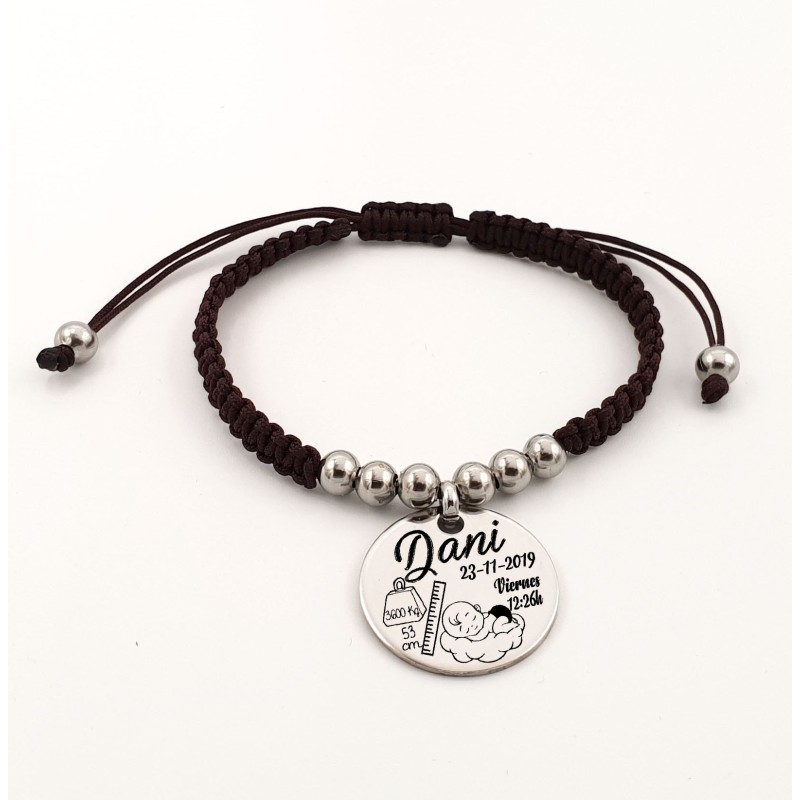 Pulsera Natalicio niño, modelo ESPIGA, disponible en marrón y negro, ajustable, rellena los campos.