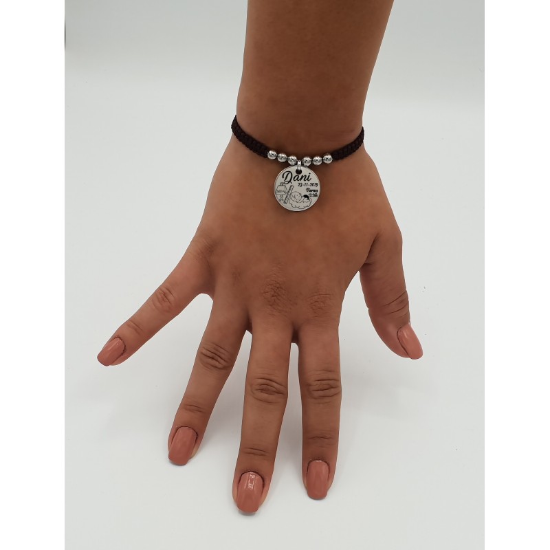 Pulsera Natalicio niño, modelo ESPIGA, disponible en marrón y negro, ajustable, rellena los campos.