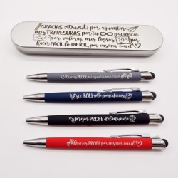 MODELO CLÁSICO. GRACIAS (NOMBRE) POR AGUANTAR MIS TRAVESURAS, caja incluida.