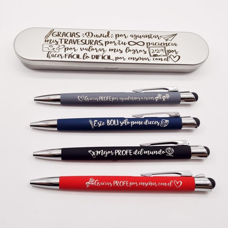 MODELO CLÁSICO. GRACIAS (NOMBRE) POR AGUANTAR MIS TRAVESURAS, caja incluida.