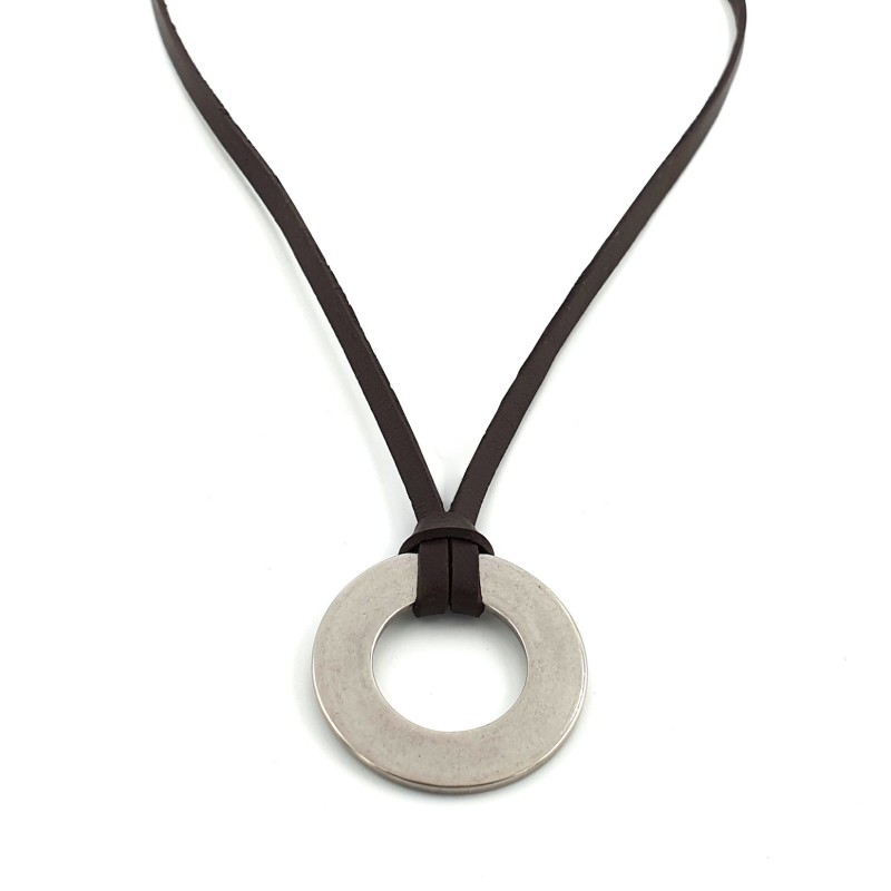 Collar redondo, modelo RODA, elegante, cuero nacional.