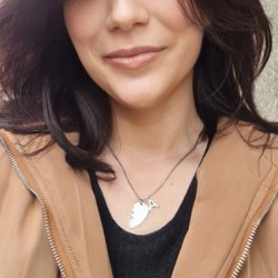 Collar corazón partido, para San Valentín, de acero inoxidable, modelo AMORE, elegante con una cadena fina.