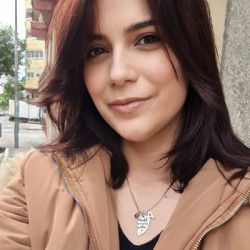 Collar corazón partido, para San Valentín, de acero inoxidable, modelo AMORE, elegante con una cadena fina.