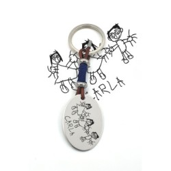 Llavero modelo KUKO, dibujo infantil, con toque de color, cuero y cordón, acero inoxidable.