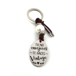 Llavero NÁCAR (Tu no envejeces se hace vintage) perla de resina y cuero nacional, acero inoxidable.