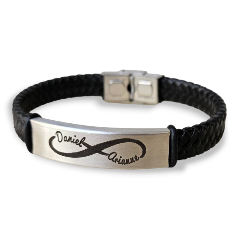 Pulsera de cuero personalizada con los nombres insertados en un infinito | Dcorazón