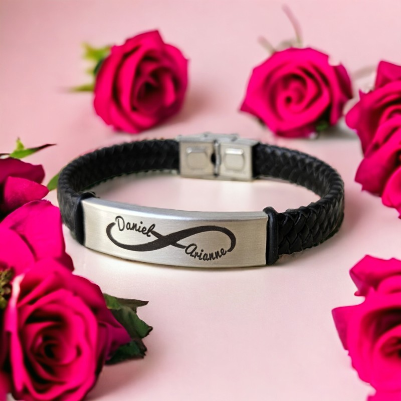 Pulsera de cuero personalizada con los nombres insertados en un infinito | Dcorazón