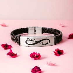 Pulsera de cuero personalizada con los nombres insertados en un infinito | Dcorazón
