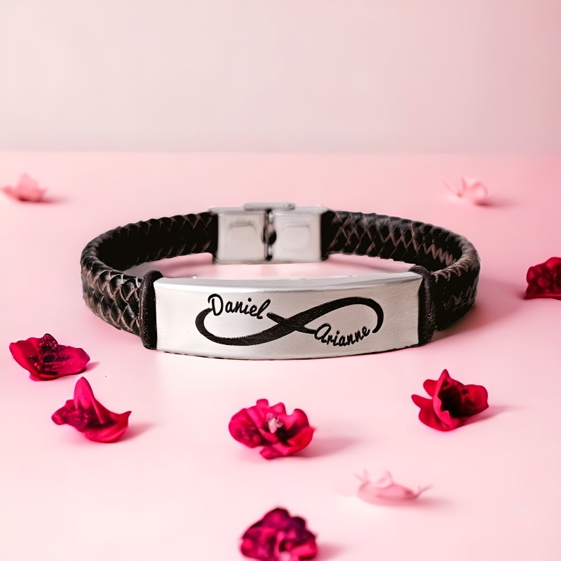 Pulsera de cuero personalizada con los nombres insertados en un infinito | Dcorazón