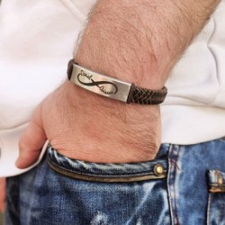 Pulsera de cuero personalizada con los nombres insertados en un infinito | Dcorazón