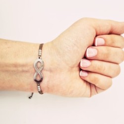 Pulsera modelo INFINITO, con finales de acero, cordón de nylon.