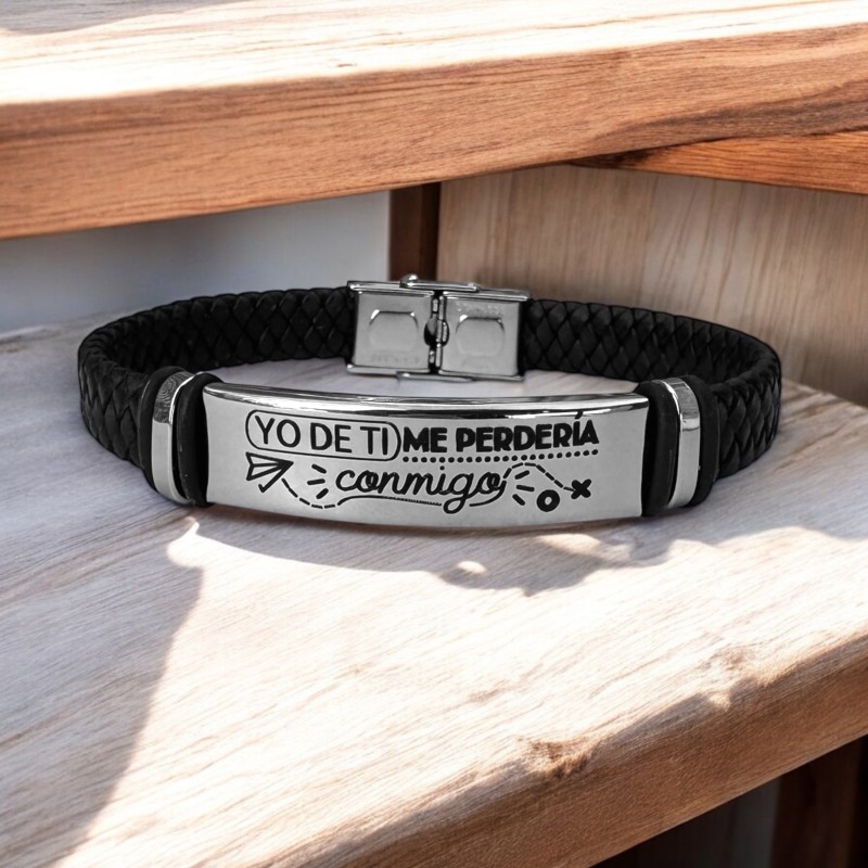 Pulsera de cuero personalizada con los nombres insertados en un infinito | Dcorazón