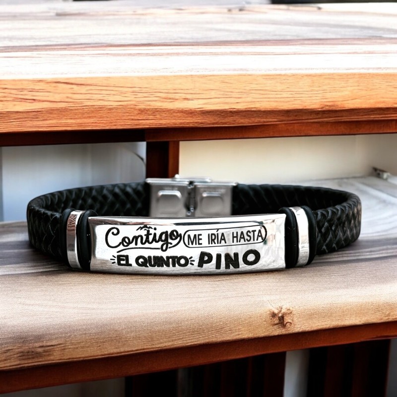 Pulsera de cuero personalizada con los nombres insertados en un infinito | Dcorazón