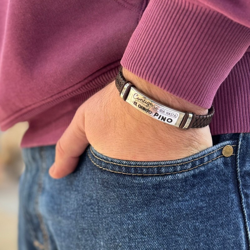 Pulsera de cuero personalizada con los nombres insertados en un infinito | Dcorazón