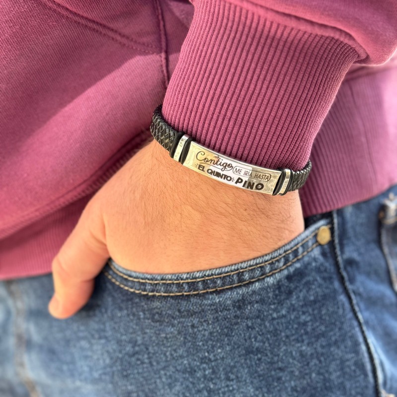 Pulsera de cuero personalizada con los nombres insertados en un infinito | Dcorazón