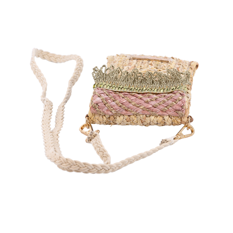Bolso móvil trenzado Simó Sastre, modelo Melanie, colección yute 2025.